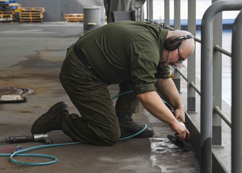 USS Hershel &quot;Woody&quot; Williams maintenance in Croatia