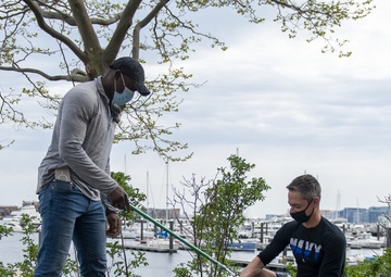 USS Constitution Sailors Volunteer to Clean Charlestown