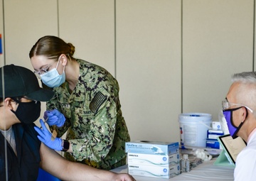 Dr. Alex Garza visits St. Louis Community Vaccination Center