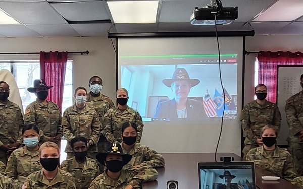 Fort Hood Soldiers mentored by female general