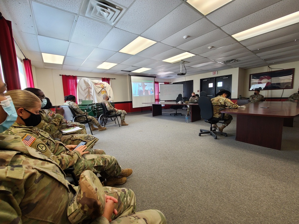 Fort Hood Soldiers mentored by female general