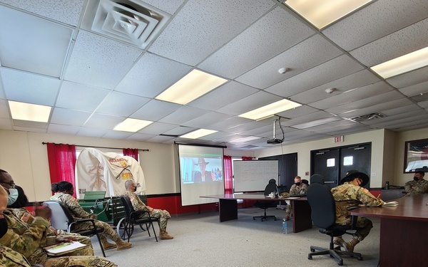 Fort Hood Soldiers mentored by female general