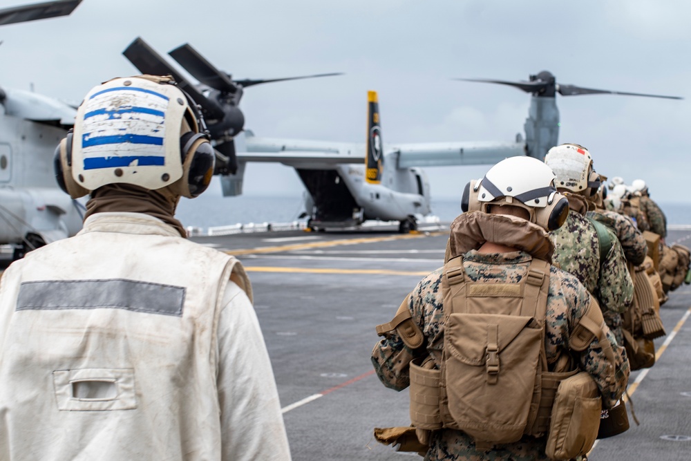 11th MEU forward command element takes off from the USS Essex