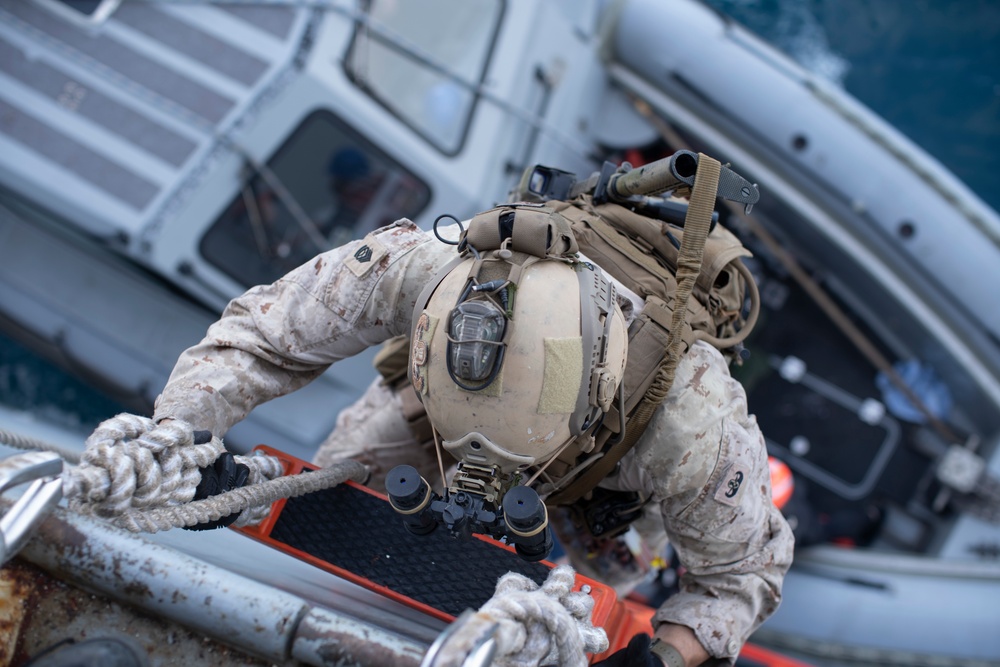 11th MEU ADRD leaves USS Pearl Harbor for VBSS