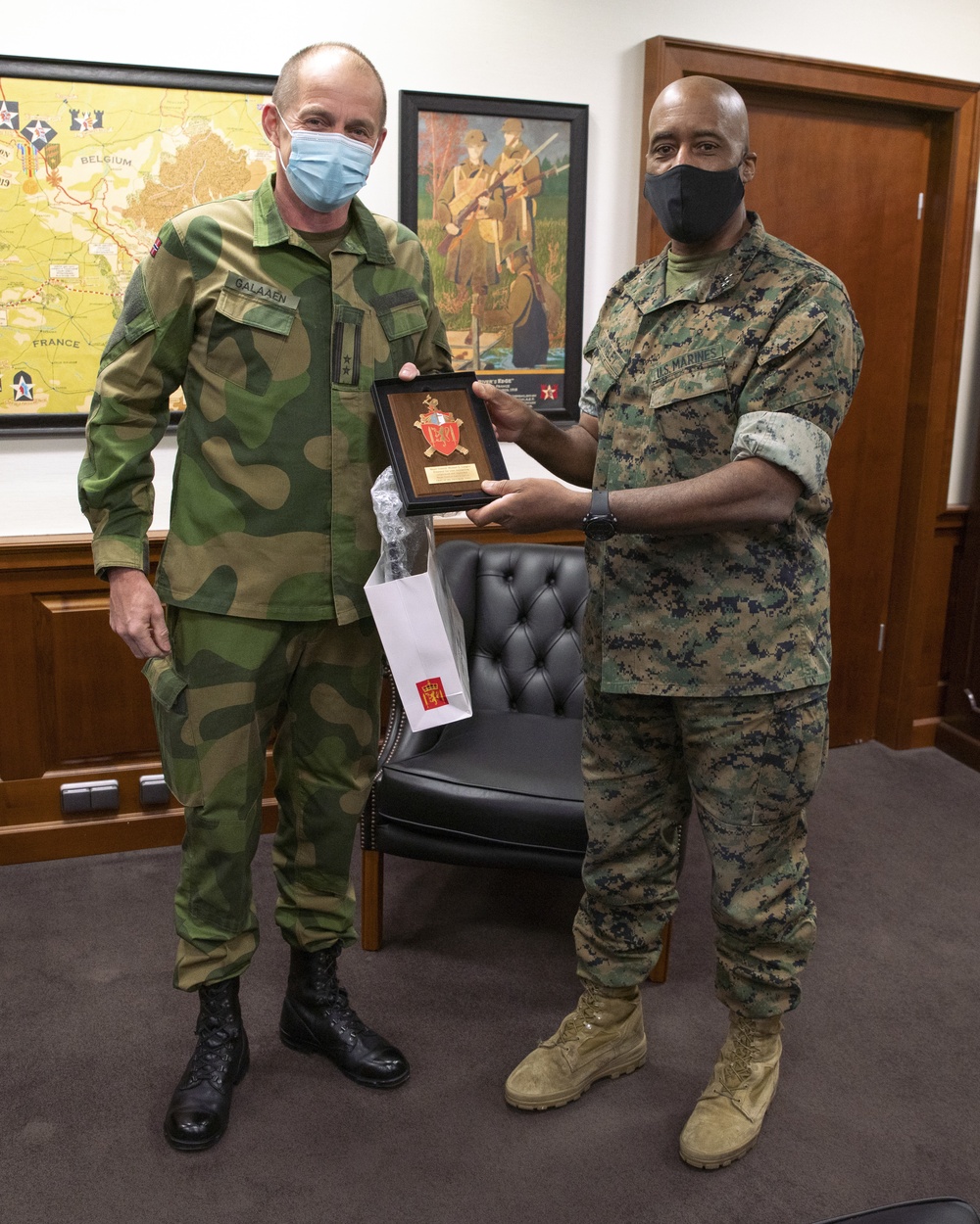 MARFOREUR/AF Commander Receives Gifts from Norwegian Army