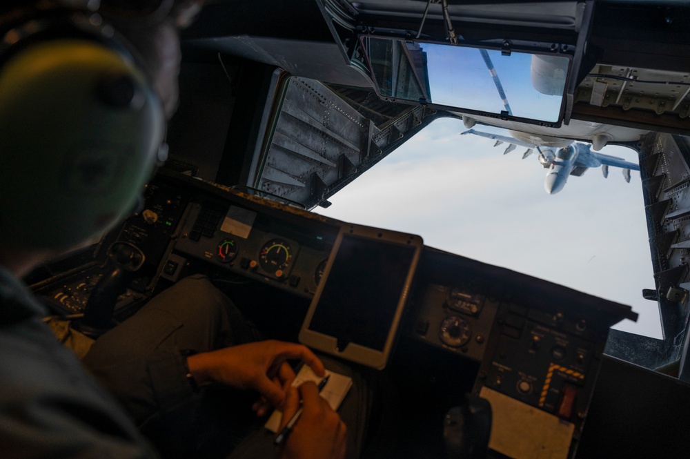 KC-10 Extender refuels U.S. Navy F/A-18s