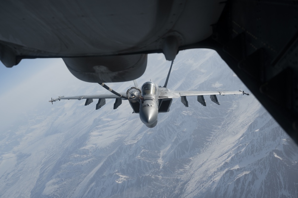 KC-10 Extender refuels U.S. Navy F/A-18s