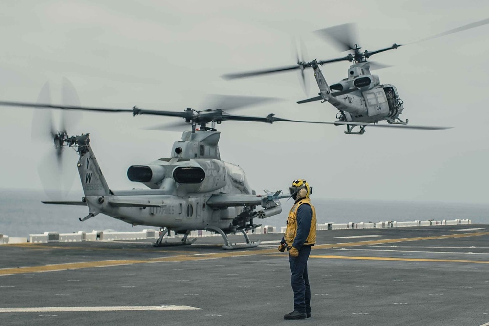 11th MEU and Essex ARG conduct formation steaming