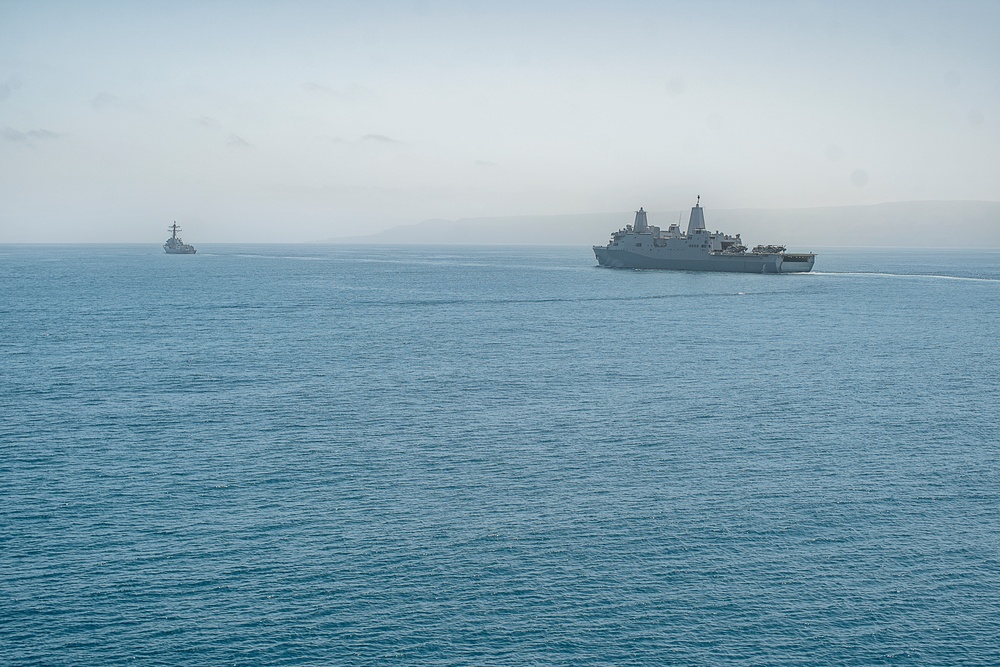 11th MEU and Essex ARG conduct formation steaming