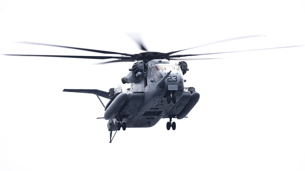 CH-53 lands on USS Essex