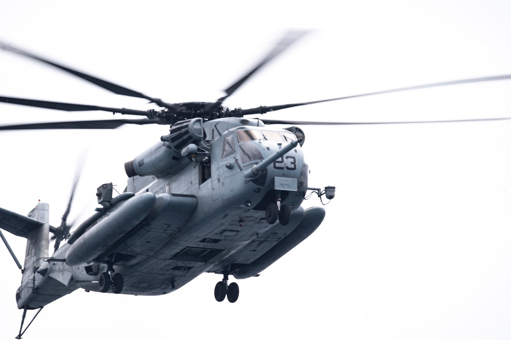 CH-53 lands on USS Essex