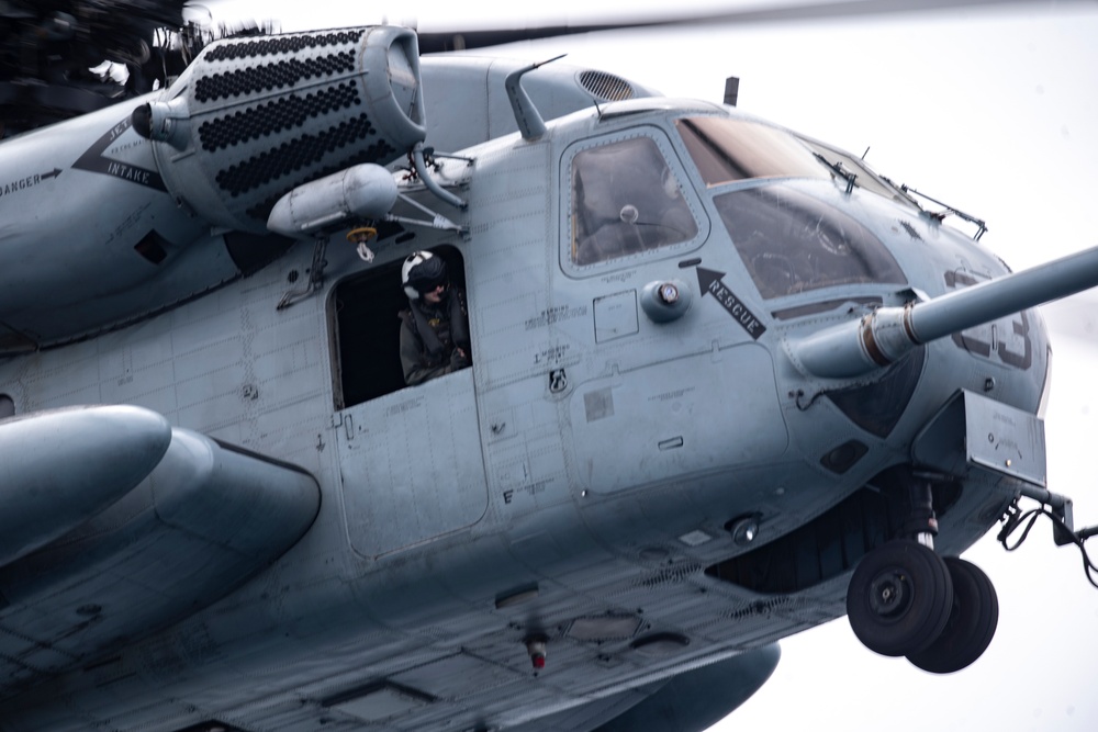 CH-53 lands on USS Essex