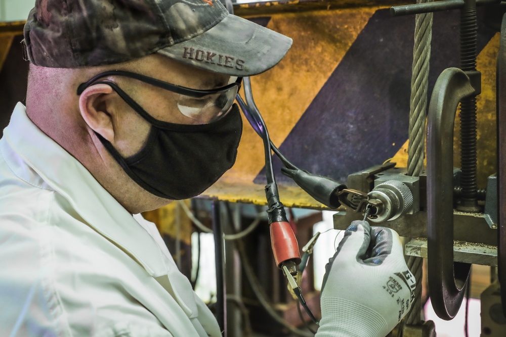 Engineering Technician Shane Buzby Loads a CCU-148/B Impulse Cartridge into a MLU-57/B Cutter Body