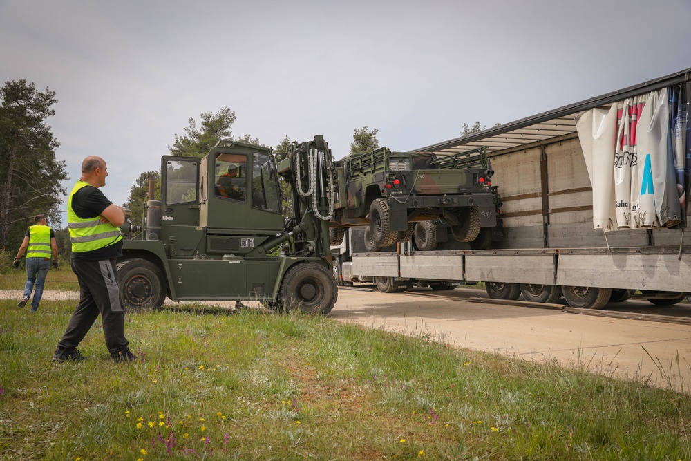 DVIDS Images U.S. equipment leaves for training area [Image 4 of 5]
