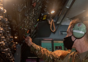 Reserve flight engineers recruit at local college