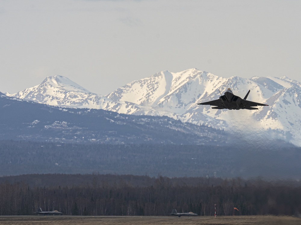 F-22s take off for Northern Edge 21
