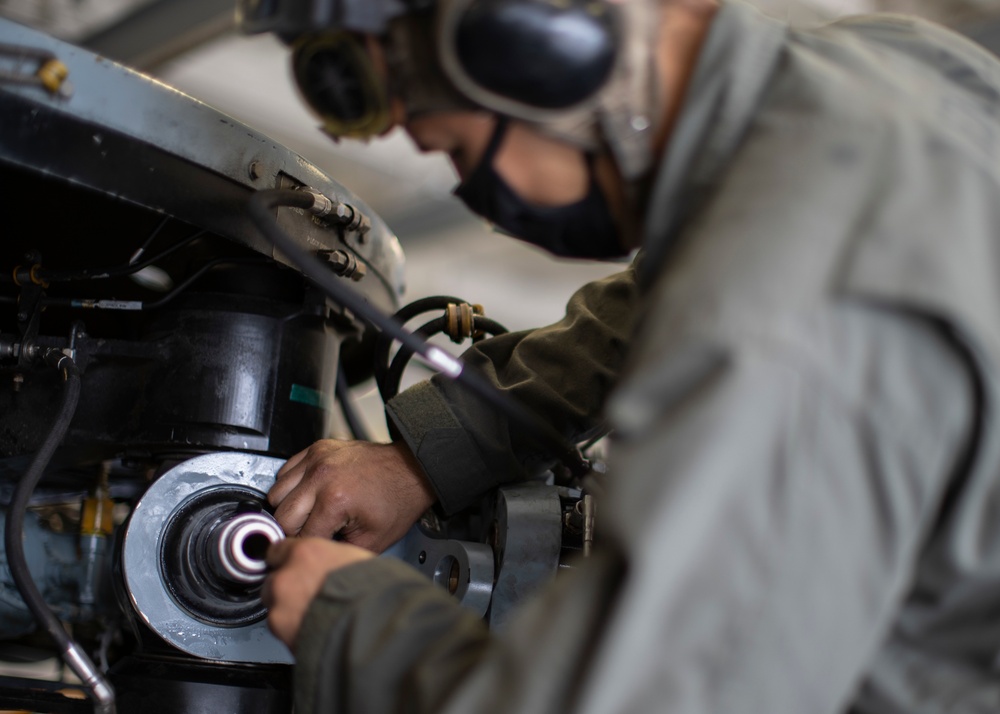 VMM-165 (Rein.), 11th MEU Conducts Maintenance on a CH-53E Super Stallion