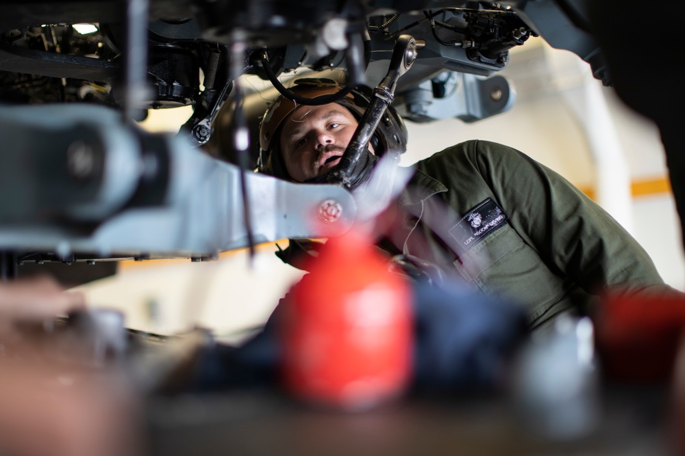 VMM-165 (Rein.), 11th MEU Conducts Maintenance on a CH-53E Super Stallion