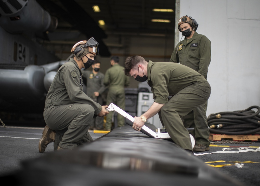 VMM-165 (Rein.), 11th MEU Conducts Maintenance on a CH-53E Super Stallion