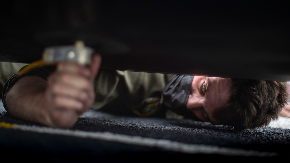 VMM-165 (Rein.), 11th MEU Conducts Maintenance on a CH-53E Super Stallion