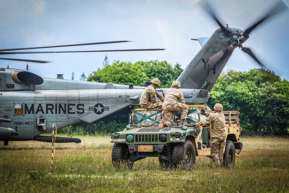 Joint Air Assault - Marines and 25th Infantry Division Artillery Soldiers