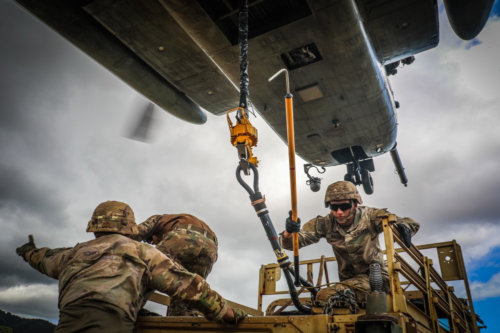 Joint Air Assault - Marines and 25th Infantry Division Artillery Soldiers