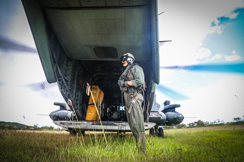 Joint Air Assault - Marines and 25th Infantry Division Artillery Soldiers