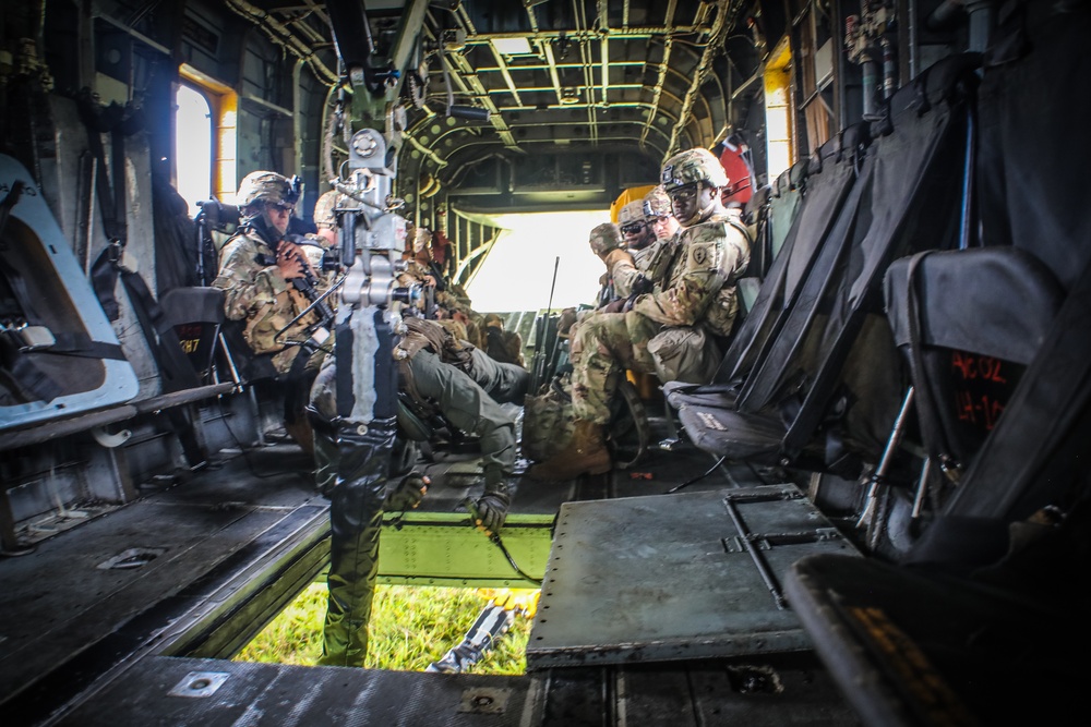 Joint Air Assault - Marines and 25th Infantry Division Artillery Soldiers