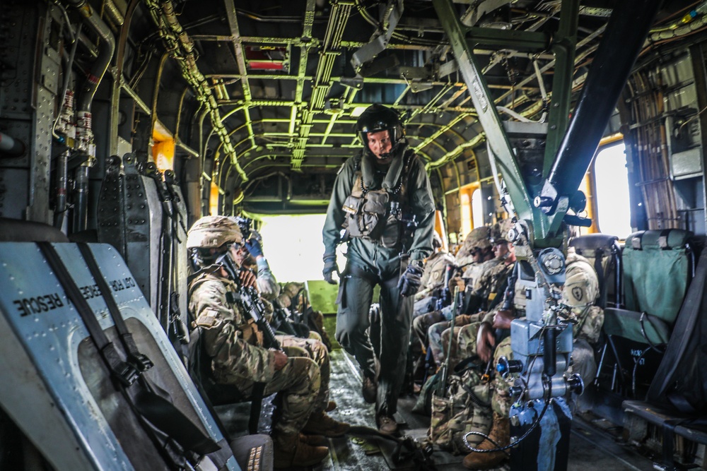 Joint Air Assault - Marines and 25th Infantry Division Artillery Soldiers