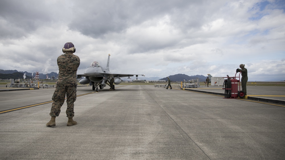 Taking Fuel: MWSS-171 refuels USAF F-16s