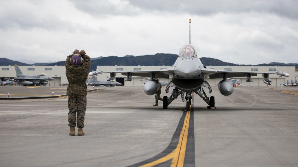 Taking Fuel: MWSS-171 refuels USAF F-16s