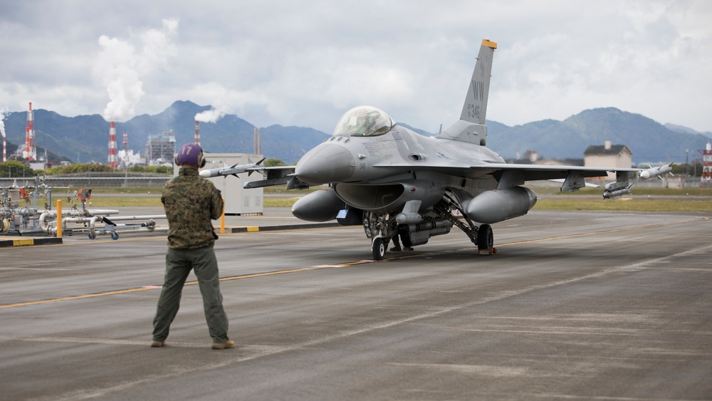 Taking Fuel: MWSS-171 refuels USAF F-16s