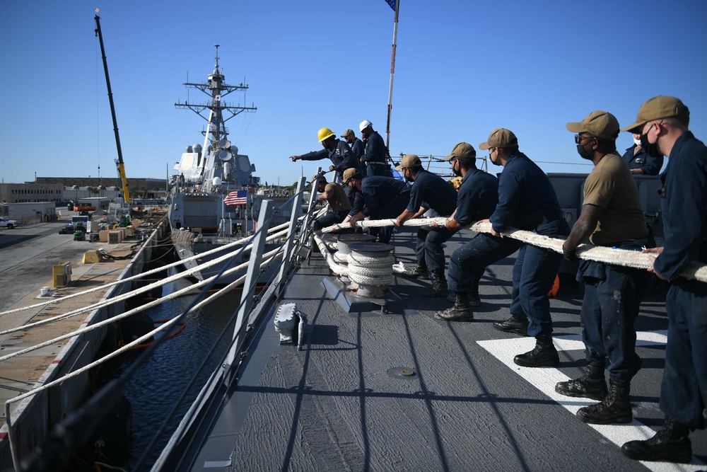 Sailors Assigned to USS Farragut Practice Conducting a Heavy Weather Moor as Part of Hurricane Exercise (HURREX) 2021