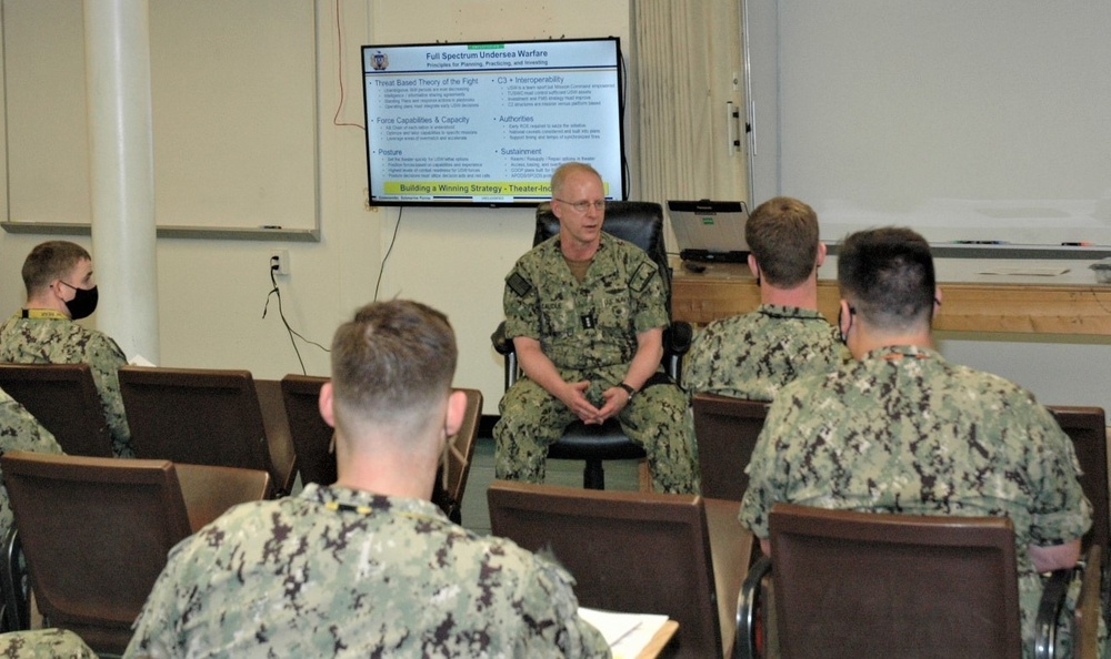 Commander, Submarine Forces Visits USS Tennessee (SSBN 734)