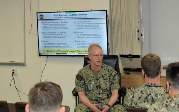 Commander, Submarine Forces Visits USS Tennessee (SSBN 734)