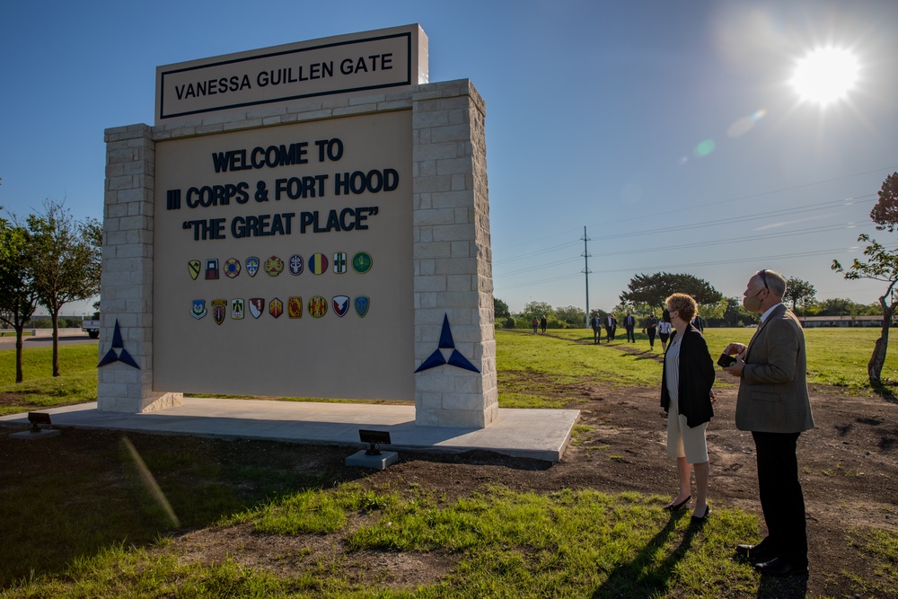 Congressional Delegation Visits Fort Hood