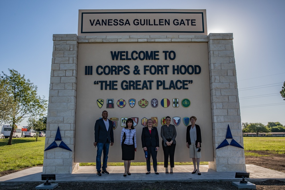 Congressional Delegation Visits Fort Hood