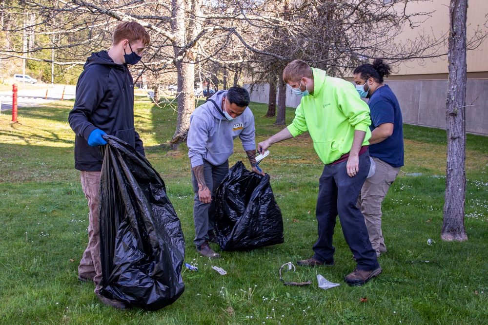 Trident Refit Facility Bangor Employees volunteer for Earth Day