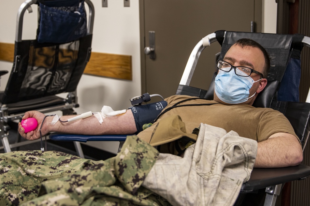 Sailor donates blood at Trident Refit Facility Bangor