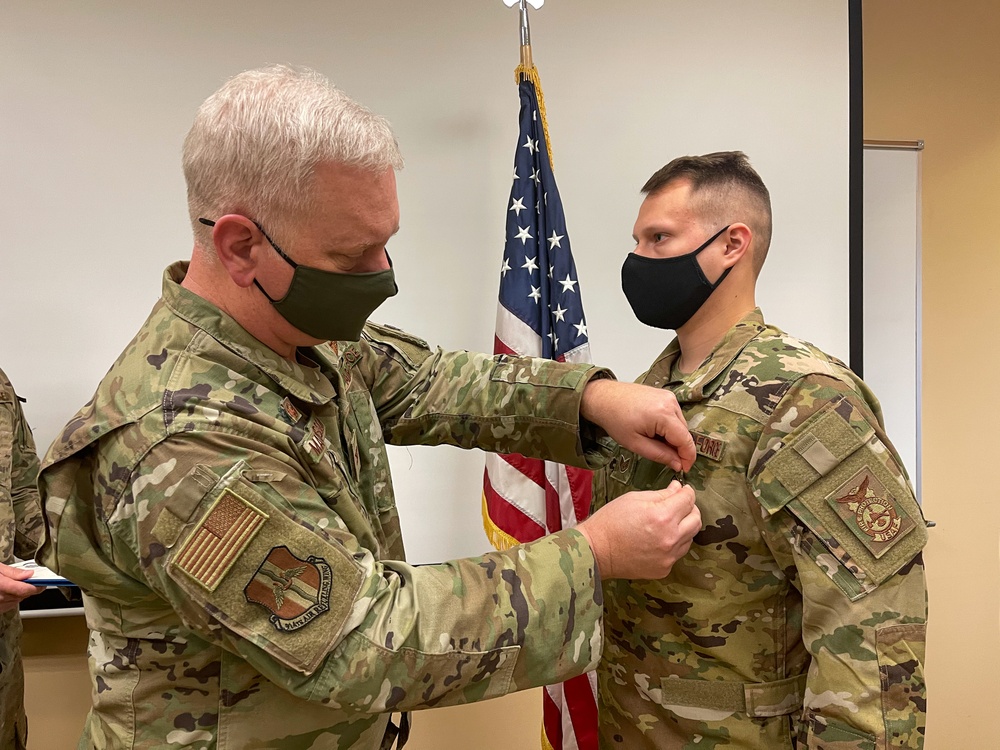 914th Commander pins on award for lifesaving actions