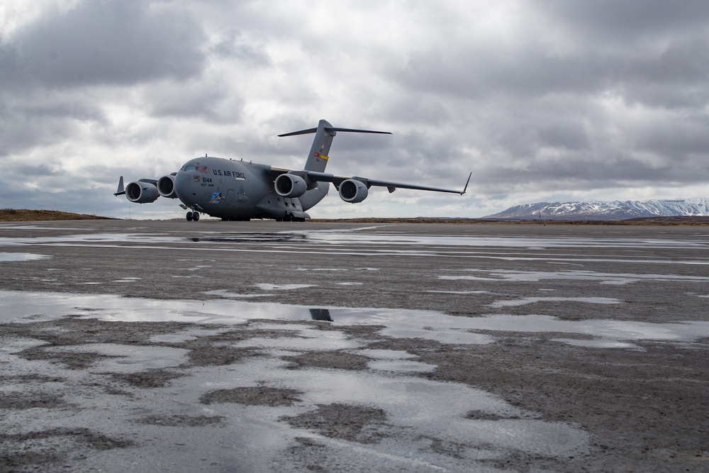 15th MEU Marines receive fuel from Air Force C-17 at FARP during Northern Edge 21