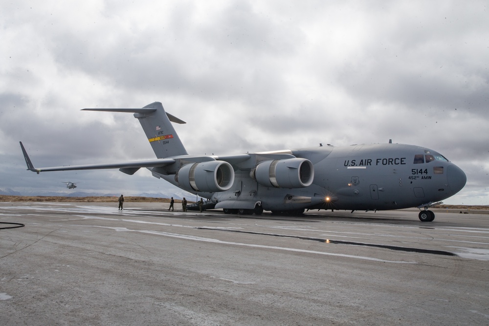 15th MEU Marines receive fuel from Air Force C-17 at FARP during Northern Edge 21