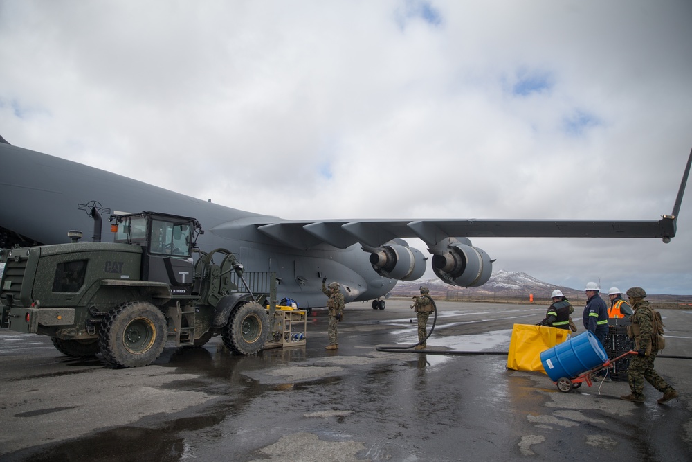 15th MEU Marines receive fuel from Air Force C-17 at FARP during Northern Edge 21