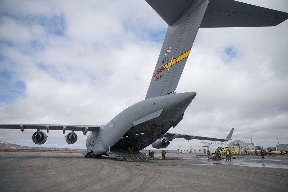 15th MEU Marines receive fuel from Air Force C-17 at FARP during Northern Edge 21