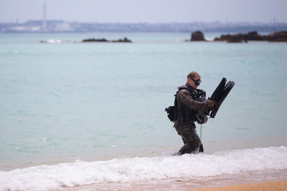 Marines with MRF carry out dive operations