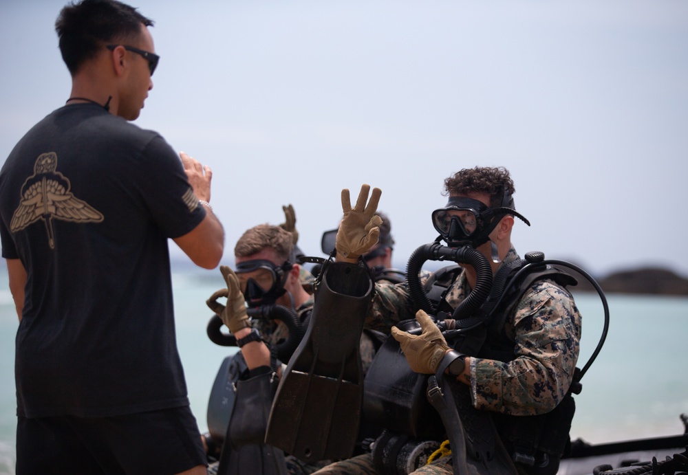 Marines with MRF carry out dive operations