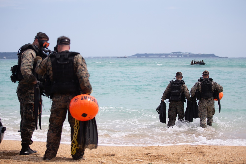 Marines with MRF carry out dive operations