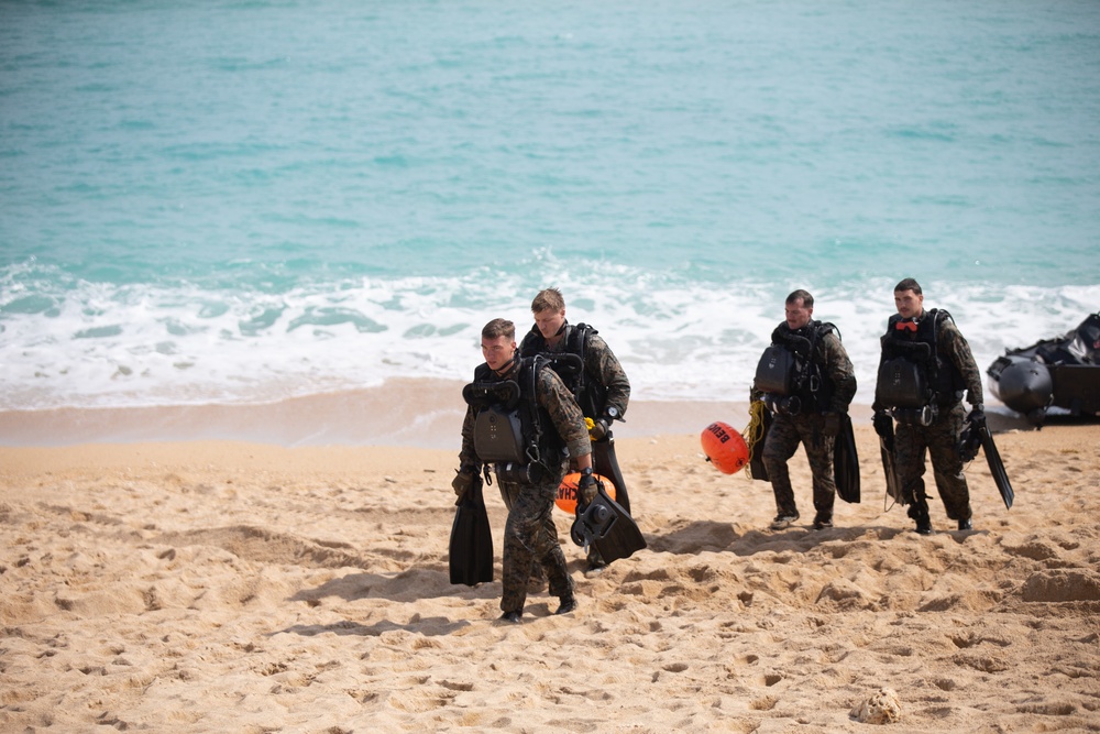 Marines with MRF carry out dive operations