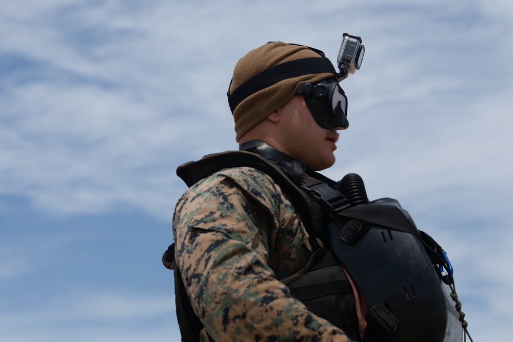 Marines with MRF carry out dive operations