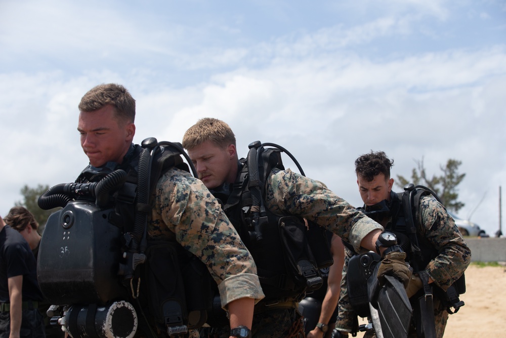 Marines with MRF carry out dive operations